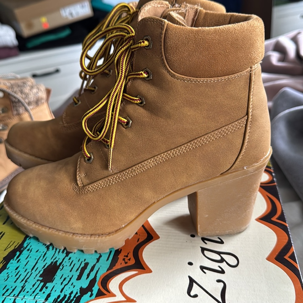 Stylish Tan Ankle Boots for Women - Picture 2 of 5